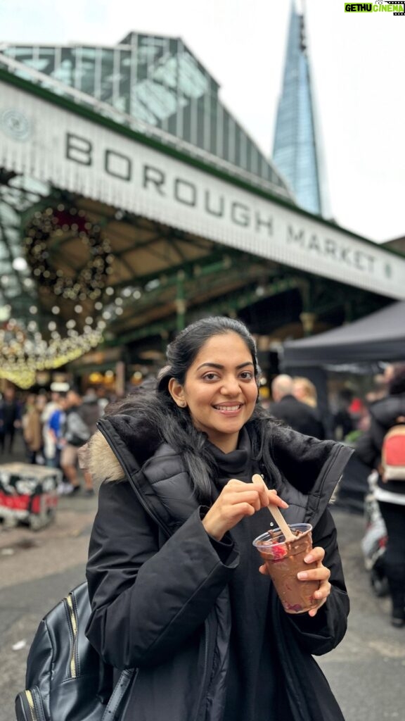 Ahana Kumar Instagram - but obvio 🤭🍓🍫 #StrawberryAndChocolatePot #London #BoroughMarket 🤓