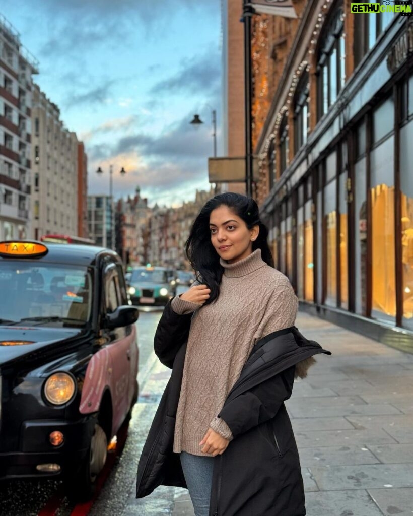 Ahana Kumar Instagram - London dump ( only me edition 🤭 ) Oh oh also , London Vlog out now. Made it with so much love. It’s up on the channel ♥️ lil note on each pic : 1 - in front of Harrods 2 - chilling besides Tower Bridge 3 - eating strawberries and chocolate at Borough Market 4 - Queen’s Home , Greenwich 5 - City Lights Open Deck Bus Tour 6 - Sphagetti Bolognese & Sicilian Lemonade from Sphagetti House 7 - Solo Afternoon Tea Date at Chesterfield Mayfair Hotel 8 - Hyde Park on New Years Day 9 - Amidst the pretty lit up trees at South Bank 10 - Some Mirror near Covent Garden Oki Bye 😘 #LovedLondon ✨