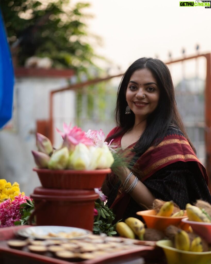 Ahana Kumar Instagram - find me by the flower shops shot by @studio.molecule styled by me wearing @sindhu_krishna__ ‘s saree #Madras