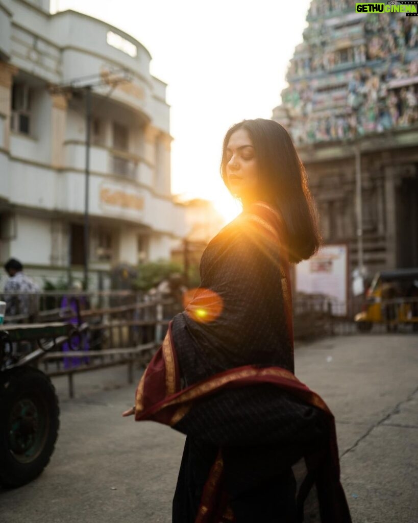 Ahana Kumar Instagram - sunsets by the temple shot by @studio.molecule styled by me wearing a lovely saree that belongs to @sindhu_krishna__ #Madras