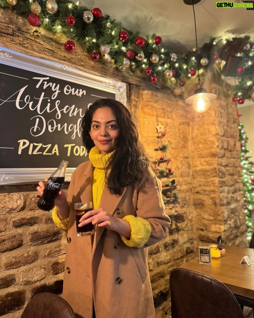 Ahana Kumar Instagram - toasting , hoping and praying for a beautiful 2024 , for you and for me ♥️ Happy New Year 💫✨ Cotswold District