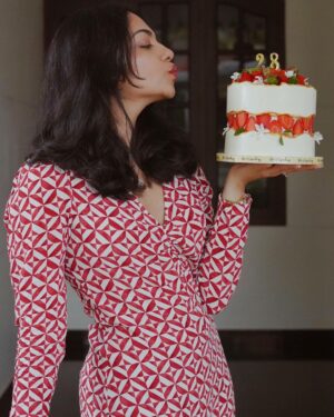 Ahana Kumar Instagram - Turning 28 ♥️

Thankyou for all the lovely wishes. I felt very special 😘

I wanted a cake with all my favourite things - strawberries , flowers and leaves and @mias.cupcakery brought it to life with perfection , as always ♥️

28th Birthday Vlog is up on the Channel! Link in Bio & Stories ✨

#28 🫶🏻
