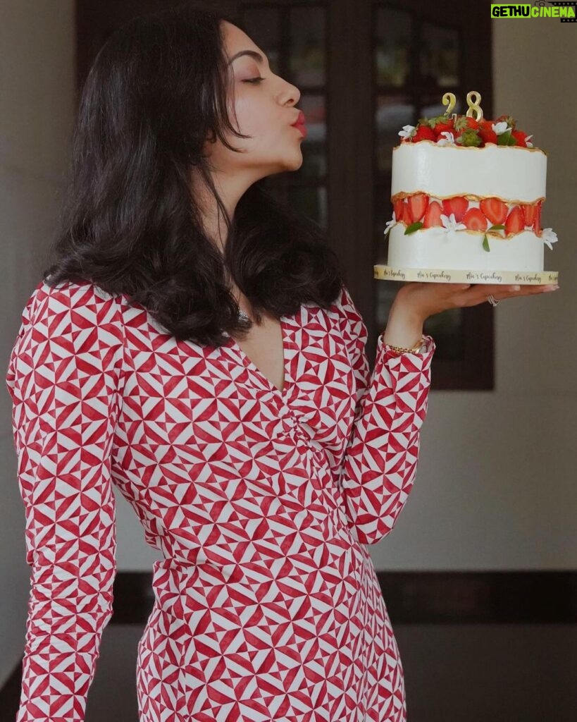 Ahana Kumar Instagram - Turning 28 ♥️ Thankyou for all the lovely wishes. I felt very special 😘 I wanted a cake with all my favourite things - strawberries , flowers and leaves and @mias.cupcakery brought it to life with perfection , as always ♥️ 28th Birthday Vlog is up on the Channel! Link in Bio & Stories ✨ #28 🫶🏻