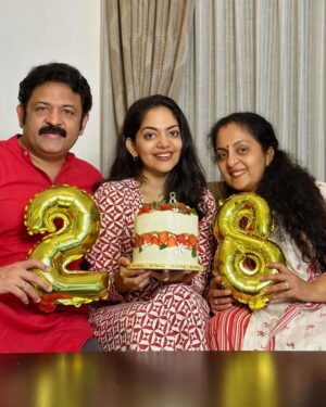 Ahana Kumar Instagram - Turning 28 ♥️

Thankyou for all the lovely wishes. I felt very special 😘

I wanted a cake with all my favourite things - strawberries , flowers and leaves and @mias.cupcakery brought it to life with perfection , as always ♥️

28th Birthday Vlog is up on the Channel! Link in Bio & Stories ✨

#28 🫶🏻