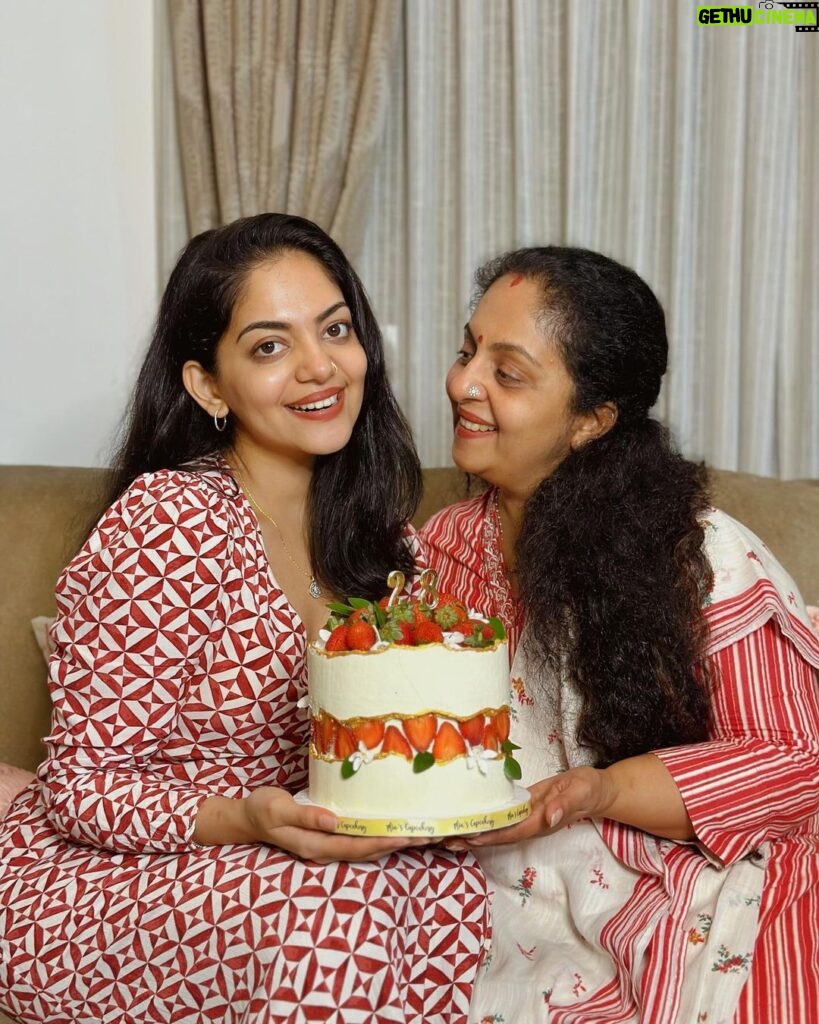 Ahana Kumar Instagram - Turning 28 ♥️ Thankyou for all the lovely wishes. I felt very special 😘 I wanted a cake with all my favourite things - strawberries , flowers and leaves and @mias.cupcakery brought it to life with perfection , as always ♥️ 28th Birthday Vlog is up on the Channel! Link in Bio & Stories ✨ #28 🫶🏻