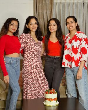 Ahana Kumar Instagram - Turning 28 ♥️

Thankyou for all the lovely wishes. I felt very special 😘

I wanted a cake with all my favourite things - strawberries , flowers and leaves and @mias.cupcakery brought it to life with perfection , as always ♥️

28th Birthday Vlog is up on the Channel! Link in Bio & Stories ✨

#28 🫶🏻