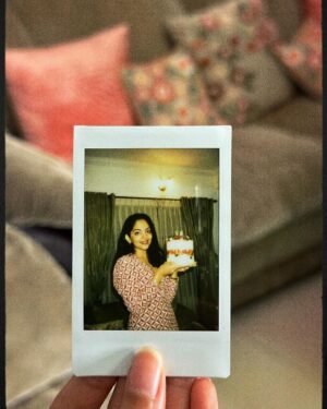 Ahana Kumar Instagram - Turning 28 ♥️

Thankyou for all the lovely wishes. I felt very special 😘

I wanted a cake with all my favourite things - strawberries , flowers and leaves and @mias.cupcakery brought it to life with perfection , as always ♥️

28th Birthday Vlog is up on the Channel! Link in Bio & Stories ✨

#28 🫶🏻