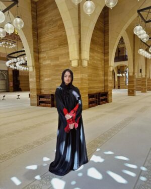 Ahana Kumar Instagram - What’s Hi in Arabic? 🤲🏻✨

Bahrain Vlog Out Now! Lots of Food , Lots of Memories , Link in Bio 🇧🇭🤍