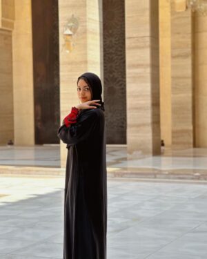 Ahana Kumar Instagram - What’s Hi in Arabic? 🤲🏻✨

Bahrain Vlog Out Now! Lots of Food , Lots of Memories , Link in Bio 🇧🇭🤍
