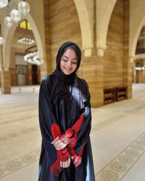 Ahana Kumar Instagram - What’s Hi in Arabic? 🤲🏻✨

Bahrain Vlog Out Now! Lots of Food , Lots of Memories , Link in Bio 🇧🇭🤍