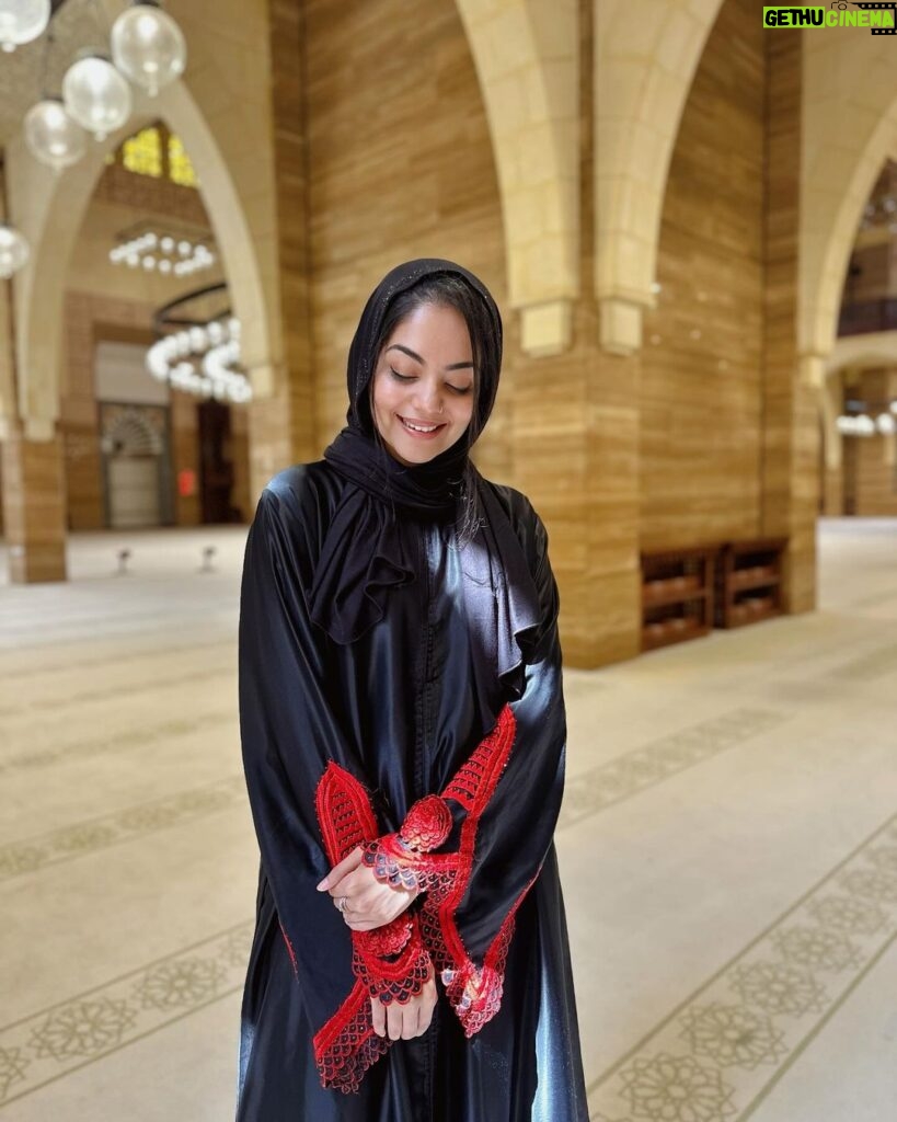 Ahana Kumar Instagram - What’s Hi in Arabic? 🤲🏻✨ Bahrain Vlog Out Now! Lots of Food , Lots of Memories , Link in Bio 🇧🇭🤍 Al-Fateh Grand Mosque, Bahrain