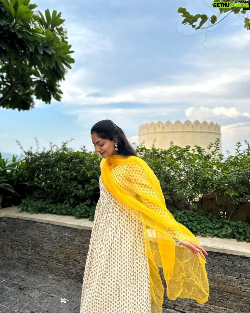 Ahana Kumar Instagram - 🌼☘️ White & Yellow Salwar from @styledivalabel 🌻 #Udaipur 🍃