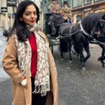 Ahana Kumar Instagram - hope you all had a very berry merry Christmas ♥️🎄✨ also , hello London 😘 ( a Christmas that looks and feels like this is something we’ve dreamt of as kids. Thankyou Universe for making it happen ♾️ ) #ChristmasInLondon #AllLitUp 🌟 London, Unιted Kingdom