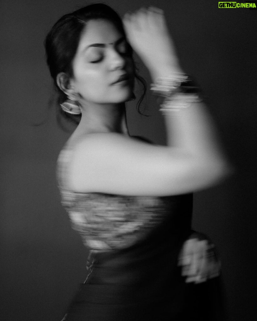 Ahana Kumar Instagram - sometimes it just gets all blurry 😌😶‍🌫