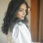 Ahana Kumar Instagram - is the magic of silence under-rated ? 🤍💫 shot by @sk_abhijith makeup & hair @brahma_hairandmakeup location @gokulamgrand_tvm #SelfStyled 💫