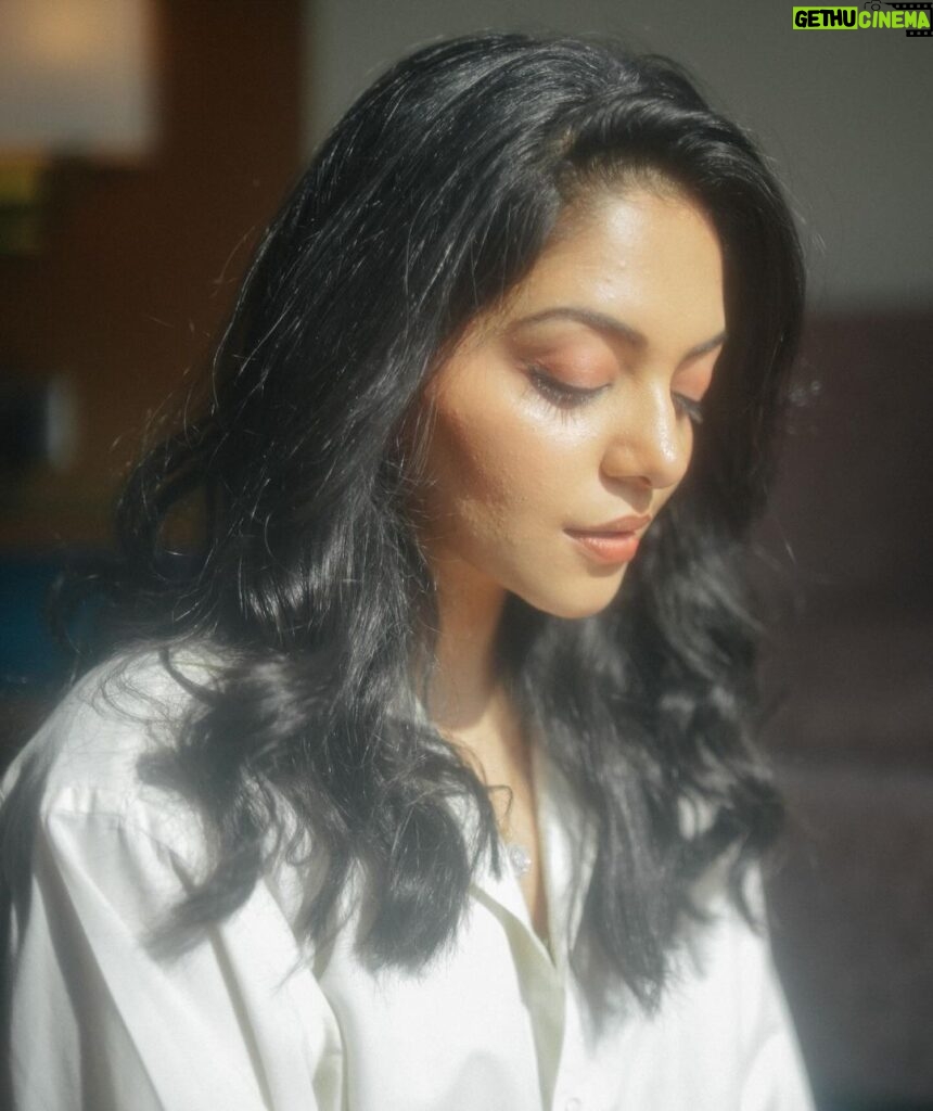 Ahana Kumar Instagram - is the magic of silence under-rated ? 🤍💫 shot by @sk_abhijith makeup & hair @brahma_hairandmakeup location @gokulamgrand_tvm #SelfStyled 💫