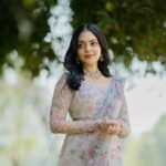 Ahana Kumar Instagram - I love playing these dress-up games 🌸😋💕 @indrasdesigns x @dcjewellers.official x @lushandluxbyak 💫 🌸✨ Outfit: @indrasdesigns Mua: @lushandluxbyak Draping: @drapist_daira Jewellery: @dcjewellers.official DOP: @twelvefmoments Bouquet: @dropletboquets Styling: @devi_sreenath 🌷💫
