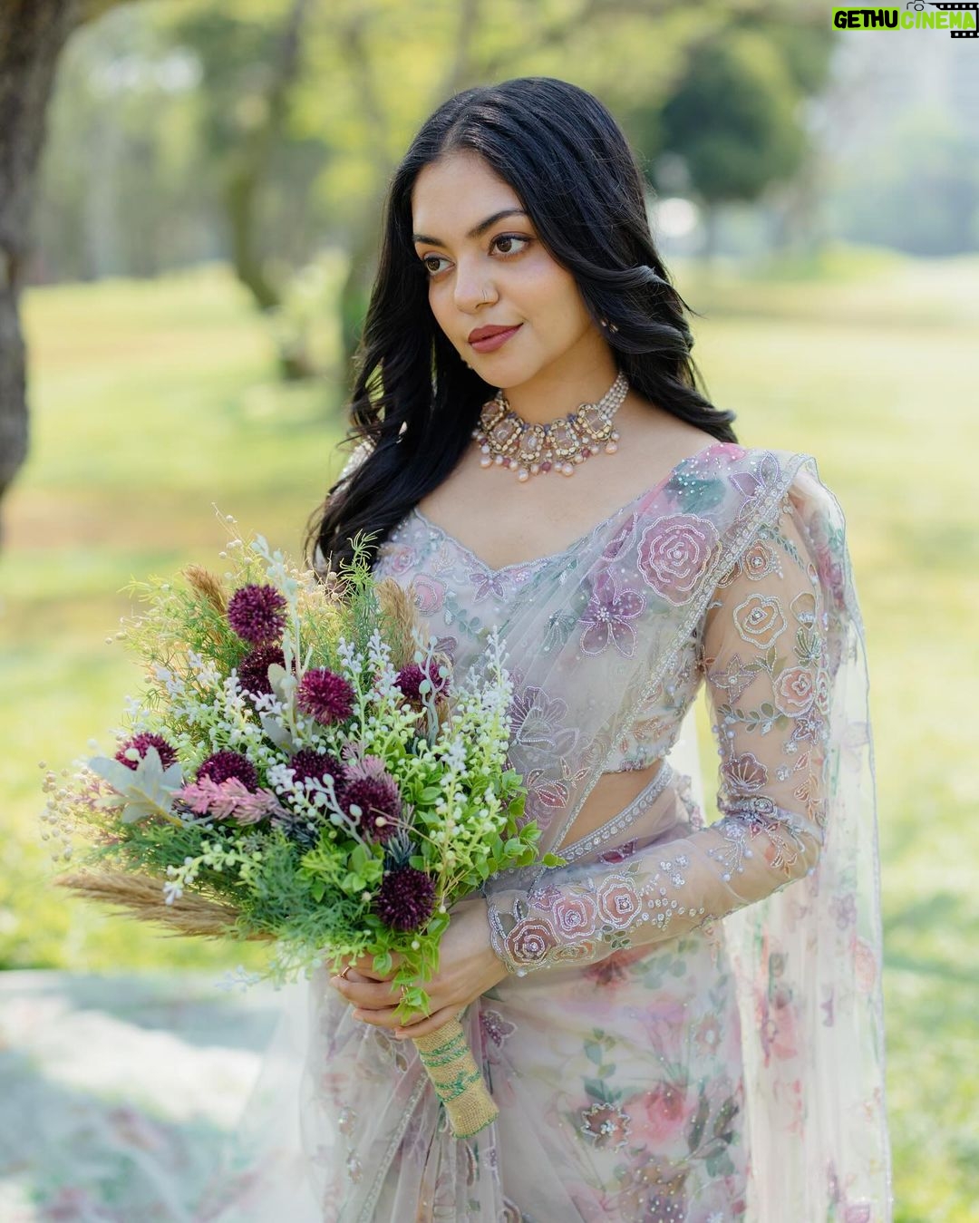 Ahana Kumar Instagram - I love playing these dress-up games πΈππ @indrasdesigns x @dcjewellers.official x @lushandluxbyak π« πΈβ¨ Outfit: @indrasdesigns Mua: @lushandluxbyak Draping: @drapist_daira Jewellery: @dcjewellers.official DOP: @twelvefmoments Bouquet: @dropletboquets Styling: @devi_sreenath π·π«