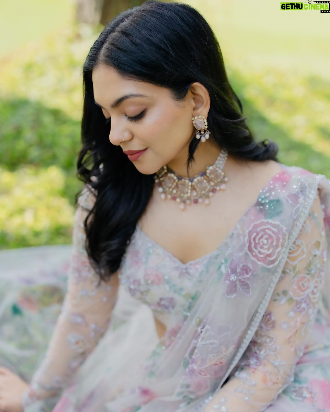 Ahana Kumar Instagram - I love playing these dress-up games πΈππ @indrasdesigns x @dcjewellers.official x @lushandluxbyak π« πΈβ¨ Outfit: @indrasdesigns Mua: @lushandluxbyak Draping: @drapist_daira Jewellery: @dcjewellers.official DOP: @twelvefmoments Bouquet: @dropletboquets Styling: @devi_sreenath π·π«