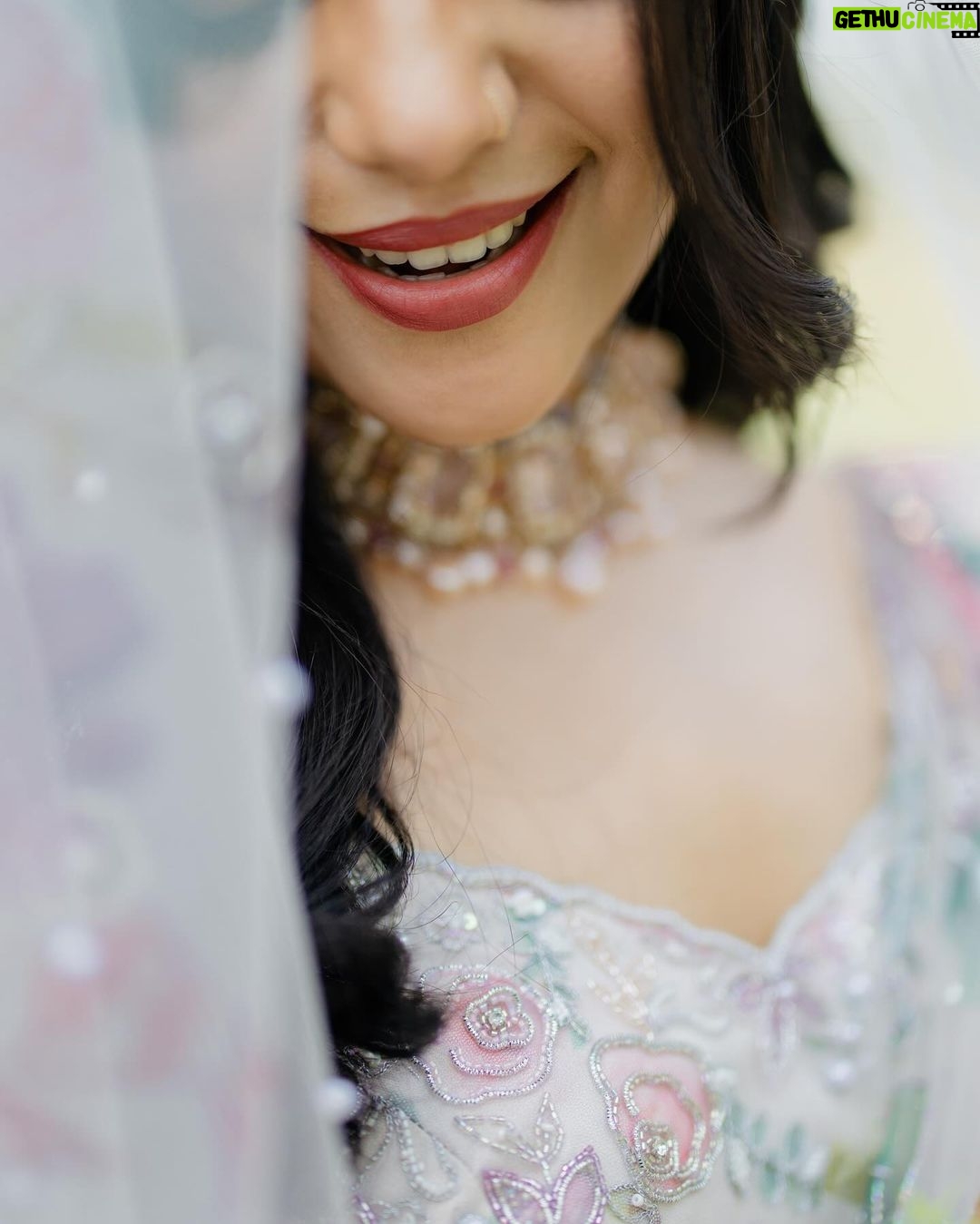 Ahana Kumar Instagram - I love playing these dress-up games πΈππ @indrasdesigns x @dcjewellers.official x @lushandluxbyak π« πΈβ¨ Outfit: @indrasdesigns Mua: @lushandluxbyak Draping: @drapist_daira Jewellery: @dcjewellers.official DOP: @twelvefmoments Bouquet: @dropletboquets Styling: @devi_sreenath π·π«
