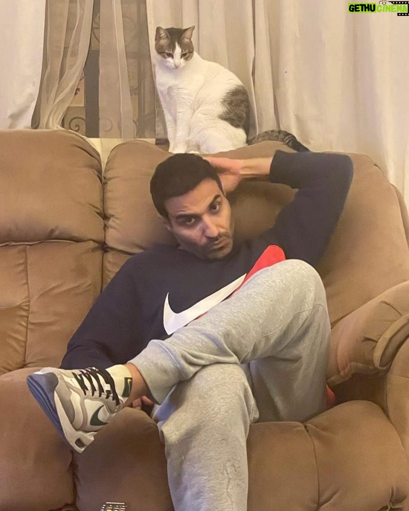Ahmad Fahmy Instagram - مع تونة قطة خاطر @moustfakhater .. @a7madwahba 📸