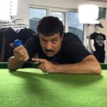 Ahmad Mehranfar Instagram - بعد از خستگي كار تو بوتيك و سر و كله زدن با فروشنده و مشتري يك دست بيليارد در منزل شخصي با دوست عزيزم رحمت دست قيچي مي چسبه😃 پ ن:اشتباه نشه من طرفدار تيم خاصي نيستم فقط طرفدار بازي خوبم😀