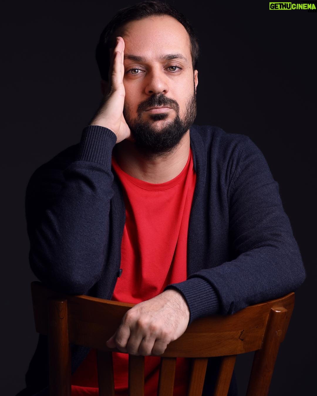 Ahmad Mehranfar Instagram - نوروز بمانید که ایّام شمایید! آغاز شمایید و سرانجام شمایید! آن صبح نخستین بهاری که ز شادی می آورد از چلچله پیغام، شمایید! آن دشت طراوت زده آن جنگل هشیار آن گنبد گردننده ی آرام شمایید! خورشید گر از بام فلک عشق فشاند، خورشید شما، عشق شما، بام شمایید! نوروز کهنسال کجا غیر شما بود؟ اسطوره ی جمشید و جم و جام شمایید! عشق از نفس گرم شما تازه کند جان افسانه ی بهرام و گل اندام شمایید! هم آینه ی مهر و هم آتشکده ی عشق، هم صاعقه ی خشم ِ بهنگام شمایید! امروز اگر می چمد ابلیس، غمی نیست در فنّ کمین حوصله ی دام شمایید! گیرم که سحر رفته و شب دور و دراز است، در کوچه ی خاموش زمان، گام شمایید ایّام ز دیدار شمایند مبارک نوروز بمانید که ایّام شمایید! شعر خانم پيرايه يغمايي "سال نو مبارک " ❣🌱🌾❣🌱☘❣🌱🌾❣