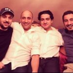 Ahmad Mehranfar Instagram - ... هشیارکسی باید، کَز عشق بپرهیزد وین طبع که من دارم با عقل نیامیزد آن کس که دلی دارد آراسته‌ی معنی گر هر دو جهان باشد، در پای یکی ریزد گر سیلِ عِقاب آید، شوریده نَیَندیشد ور تیرِ بَلا بارَد، دیوانه نپرهیزد آخر نه منم تنها در بادیه‌ی سودا عشقِ لبِ شیرینت بس شور برانگیزد بی بخت چه فَن سازم تا برخورم از وصلت؟ بی‌مایه زبون باشد هر چند که بِستیزد فضلست اَگَرَم خوانی، عدلست اگرم رانی قدر تو نداند آن، کز زجرِ تو بُگریزد تا دل به تو پیوستم راه همه دربستم جایی که تو بنشینی بس فتنه که برخیزد سعدی نظر از رویت کوته نکند هرگز ور روی بگردانی، در دامنت آویزد! توضيح اينكه شعر وعكس به هم ربطي ندارند 😉 ولي من هم اين عكس و هم اين غزل رو خيلي دوست دارم... تقديم به شما 🙏🌹