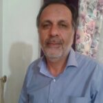 Ahmad Mehranfar Instagram - در زندگي هر كدام از ما آدمهاي زيادي مي آيند و مي روند، گاهي تأثير گذار و گاهي بي تأثير... در اين لحظه از زندگي وقتي به گذشته فكر مي كنم آدمهاي زيادي را به ياد مي آورم كه از آنها تاثير گرفتم دراين ميان نقش معلمانم در دوران تحصيليم بسيار پررنگ است بعد از اينهمه سال نام و تصوير تك تكشان در ذهنم ماندگار است و حك شده... در اين ميان اما نقش يكي پررنگ تر... معلم رياضي سال دوم راهنمايي،كسي كه رياضي به ما درس داد و لذت بازي روي صحنه تئاتر را به من چشاند نميدانم از بين آنهمه دانش آموز در من چه ديدكه مرا انتخاب كرد! اما هر چه بود مسير زندگي مرا معلم رياضي سال دوم راهنماييم عوض كرد آقاي مدير...آقاي عباس پوران عزيز تنت سلامت و روزت مبارك🙏🌹 ##احمد مهران فر##