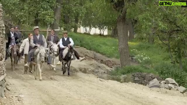 Ahmad Mehranfar Instagram - با سريال علي البدل تو ايام نوروز هر شب مهمون خونه هاتونيم... اميدوارم خوشتون بياد و دوست داشته باشيد اينم تيزر جديدش كه زحمتش رو خشايار موحديان كشيده #سريال علي البدل##احمد مهران فر##خشايار موحديان