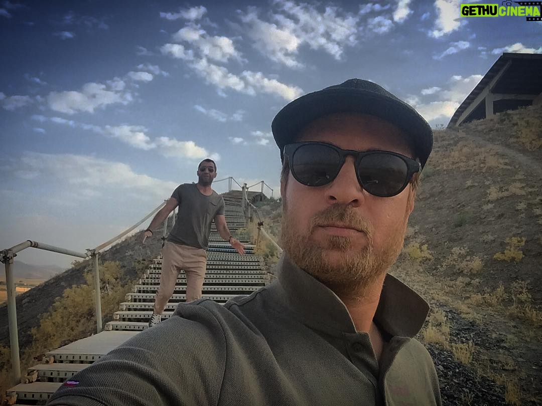 Ahmad Mehranfar Instagram - يك بعد از ظهر آفتابي در تپه توريستي نوشيجان ملاير تپه نوشیجان از جمله آثار خشتی منحصر به فرد بر جا مانده از تمدن های پیش از هخامنشی در ایران است. بقایایی که به دوره ی عصر آهن 3 و سپس تمدن مادها برمی گردد. بنابراین تپه نوشیجان حدود 2800 سال قدمت دارد. نوشیجان در لغت احتمالاً به معنی جایگاه نوش یا جایگاه انوش بوده است و نوش یا انوش ظاهراً نام خانمی است که بر این منطقه حکمرانی می کرده است. تپه اي به قدمت تاريخ ايران اما... دريغ از يك توريست افسوس