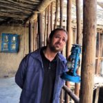 Ahmad Mehranfar Instagram – علي البدل…
شايد خوانشي دوباره از قصه هاي ديروز و امروز است
تعريف آنچه گذشت… توسط ما
گاهي واقعي اند
 و گاه تنه اي به واقعيت
فضايي بكر و شاعرانه
موقعيت هايي كه هم هستند و نيستند… آدمهايي كه هم واقعي اند و هم غير واقعي
آدم هايي كه هم هستند
و
هم نيستند
علي البدل 
شايد داستانيست
 واقعي و جادويي
يا
شعري است…
شعري شيرين
شيرين… و كمي خنده دار

عكس از  محسن  تنابنده
سريال علي البدل