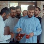 Ahmad Mehranfar Instagram - «ما ساقی امر به معروف هستیم» تیزر «دینامیت» منتشر شد تیزر فیلم سینمایی «دینامیت» به کارگردانی سید مسعود اطیابی و تهیه کنندگی سید ابراهیم عامریان همزمان با آغاز اکران این فیلم سینمایی، منتشر شد. احمد مهرانفر، پژمان جمشیدی، نازنین بیاتی، زیبا کرمعلی، نادر سلیمانی، مجید شهریاری، امید روحانی و (با هنرمندی) محسن کیایی بازیگران این فیلم کمدی هستند. فیلمنامه «دینامیت» توسط حمزه صالحی و شیما بیگی به طور مشترک به نگارش در آمده و تیزر آن را مسعود رفیع زاده ساخته است. این فیلم سینمایی را «خانه فیلم» پخش می‌کند. پیش بینی می‌شود «دینامیت» با توجه به مضمون کمدی و ترکیب بازیگرانش از جمله فیلم‌های موفقی در گیشه باشد که به وضعیت اکران سینما رونق تازه‌ای ببخشد. علاقمندان می‌توانند با مراجعه به سامانه‌های تهیه بلیت سینما نسبت به پیش خرید بلیت این فیلم سینمایی اقدام کنند. #سینما_زنده_است @amerianfilm
