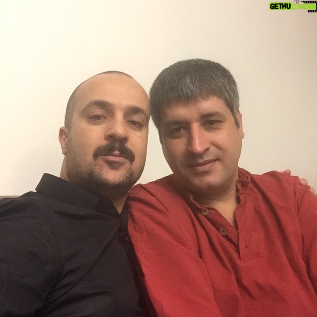 Ahmad Mehranfar Instagram - با دوست نازنينم رضا كاهاني عزيز كه اين روزا فيلم خوبش ،استراحت مطلق،رو پرده سينما ها اكرانه وخوبم مي فروشه من اين فيلم رو خيلي دوست داشتم فكر مي كنم اين فيلمش كامل ترين فيلمشه و بازي هاي درخشان بازيگراش كه آدم رو به وجد مياره رضا جون دلم برات تنگ شده بود اين عكس رو گذاشتم 💚