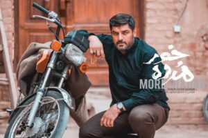 Ahmad Mehranfar Instagram - فیلم سینمایی «مرده‌خور» پروانه‌ی نمایش گرفت. 

تازه‌ترین اثر «صادق دقیقی» فیلمی پر افت و خیز است ؛ قصه‌ای حقیقی که به سایه می‌رود و بیرون آمدنش نقاب از چهره‌ها برمی‌دارد؛ درامی اجتماعی که جدال سنت و عصیان و غلبه و شورش را به تصویر کشیده است. 
داستان «مرده‌خور» را جمعی از محبوبترین بازیگران سینمای ایران روایت می‌کنند؛ سام درخشانی، احمد مهرانفر، لادن مستوفی، لیندا کیانی، پرهام دلدار ارسلان قاسمی، ونوس کانلی، جواد پولادی، فرهانه سبحانی، ساغر افشار، سیمون سیمونیان و جمشید هاشم‌پور.
«مرده‌خور» به تهیه‌کنندگی پروانه مرزبان و سرمایه‌گذاری مشترک با عباس فولادپور، با پایان یافتن تمامی مراحل فنی و تولید آماده اکران سراسری در کشور است.

@mordehkhormovie

#سینما #سینمای_ایران #فیلم‌_سینمایی #فیلم_ایرانی #مرده‌خور #مرده_خور #فیلم_سینمایی_مرده_خور #فیلم_سینمایی_مرده‌خور #صادق_صادق_دقیقی #احمد_مهرانفر  #لیندا_کیانی #سام_درخشانی #لادن_مستوفی #جمشید_هاشم_پور #پرهام_دلدار