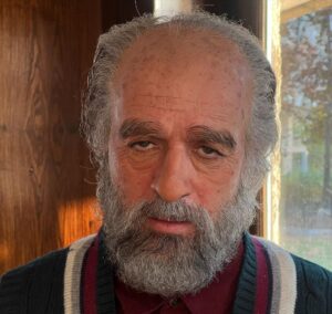 Ahmad Mehranfar Instagram - نوید جون پیر شدیم لعنتی👨🏼‍🦳😉

پشت صحنه سریال  # آکتور  با نوید 

عزیز و بابک اسکندری طراح گریم سریال 

بابک عزیز تو بی نظیری.. 

حضورت  تو سریال همیشه برای من پربار و الهام بخش بود

❤️❤️