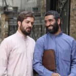 Ahmad Mehranfar Instagram - . پارسال همین موقع ها آخرین روزهای فیلمبرداری فیلم دینامیت بود .. فیلمی که پروانه ساخت گرفت و تولید شد اما بعد از یکسال ، هنوز پروانه نمایش نگرفته .. تو این مدت هر بار از تهیه کننده فیلم ، ابراهیم عامریان ، خبر گرفتم ، یه جواب سربالا داده . زمان آقای داروغه زاده ، هی میگفت قول این چهارشنبه رو دادن و باز هفته بعد میگفت این چهارشنبه بررسی میکنن و آخرش هم که داروغه زاده رفت و هیچی به هیچی . حالا هم که میگه ، گفتن مشکل پروانه نمایش حل شدنیه اما تاریخ اکران رو ما مشخص میکنیم ، حالا کِی معلوم میشه ، خدا عالمه. فیلمی که هفتاد هشتاد نفر براش زحمت کشیدن و کلی از آدمهای مرجع و مورد اعتماد مدیران و همکارای هنری دیدن و پسنديدن و هيچ مشکلی به نظرشون نرسيده ، امروز بعد از گذشت یه سال هنوز بین زمین و هوا معلق مونده ... اون هم وقتی که تمام اصلاحاتُ انجام دادیم و هر چی گفتن گوش کردیم . اصلاً نمی فهمم ، وقتی ما مو به مو ، عین همون فیلمنامه ای که پروانه ساخت گرفته رو ساختیم ، چرا پروانه نمایشش رو نمیدن ؟ البته گله من بیشتر از تهیه کننده فیلمه که اعتراض درست و حسابی نمیکنه و در مقابل این بی عدالتی و سوءمدیریت ساکت نشسته ، تا فیلمی که می تونه رکورد فروش سینمای ایرانُ بشکونه ، همینطور خاک بخوره . امیدوارم در دولت تدبیر و امید که داعیه عدم توقیف فیلمها رو داره ، تدبیری اندیشیده بشه تا امید داشته باشیم به حل شدن مشکلِ دینامیت ، فیلمی که قطعاً از دیدنش لذت ميبريد عکس :حسام الدین اطیابی #دینامیت #احمد_مهرانفر #ابراهیم_عامریان #پژمان_جمشیدی #مسعود_اطیابی #هنر_توقیف_شدنی_نیست