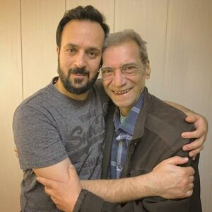 Ahmad Mehranfar Instagram - نه بخاطر معاش كه به خاطر عشقت در صحنه هنر تا پايان ايستادي 
با عشق زندگي كردي و در عشق رفتي و يك لبخند هميشگي روي لبانمان به يادگار گذاشتي...
ما بازيگران ايستاده مي ميريم

روحت شاد 
جايت سبز
يادت گرامي
😔🖤🌹 #حسين_محب_اهري 
#احمد_مهران_فر