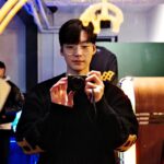 Ahn Jae-hyun Instagram - 👏🏻 #AD 브룩스브라더스의 뿌리 깊은 아이덴티티에 이스트로그의 위트를 더한 콜라보레이션. 팝업 스토어 'BB Pub' 🙌🏻 #Brooksbrothers #eastlogue