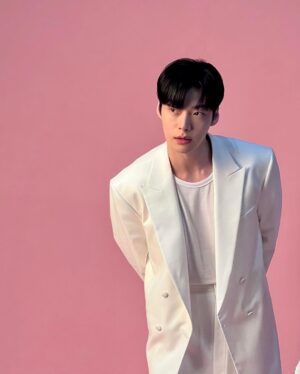 Ahn Jae-hyun Instagram - D - Day 
진짜가 나타났다