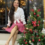 Ahsaas Channa Instagram - Christmas time is always going to be my favourite ✨❤️🎄🕯️❄️🥮🧣🍷☃️🥀