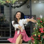 Ahsaas Channa Instagram - Christmas time is always going to be my favourite ✨❤️🎄🕯️❄️🥮🧣🍷☃️🥀