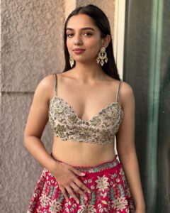 Ahsaas Channa Instagram - “Itna kyu aa gyi tum sajke” Outfit @vaishaliagarwal_ Jewelry: @swabhimannjewellery PR : @oakpinionpr