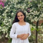 Ahsaas Channa Instagram - फूलों के रंग से, दिल की कलम से तुझको लिखी रोज़ पाती कैसे बताऊँ, किस किस तरह से पल पल मुझे तू सताती तेरे ही सपने, लेकर के सोया तेरी ही यादों में जागा तेरे खयालों में उलझा रहा यूँ जैसे के माला में धागा