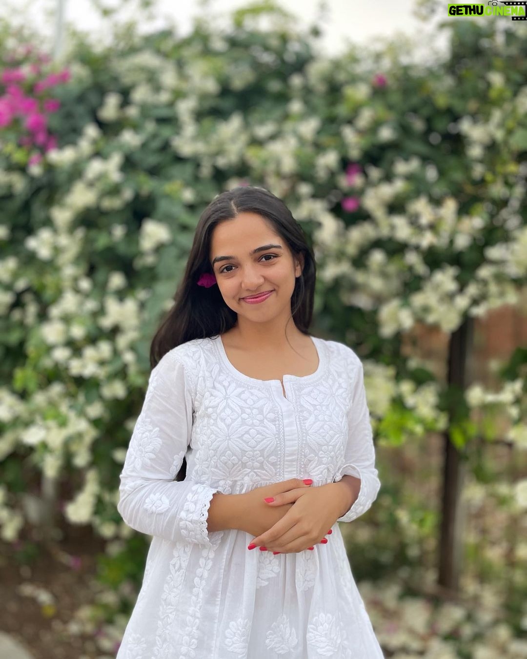 Ahsaas Channa Instagram - फूलों के रंग से, दिल की कलम से तुझको लिखी रोज़ पाती कैसे बताऊँ, किस किस तरह से पल पल मुझे तू सताती तेरे ही सपने, लेकर के सोया तेरी ही यादों में जागा तेरे खयालों में उलझा रहा यूँ जैसे के माला में धागा