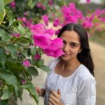 Ahsaas Channa Instagram - फूलों के रंग से, दिल की कलम से तुझको लिखी रोज़ पाती कैसे बताऊँ, किस किस तरह से पल पल मुझे तू सताती तेरे ही सपने, लेकर के सोया तेरी ही यादों में जागा तेरे खयालों में उलझा रहा यूँ जैसे के माला में धागा