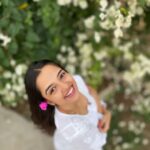 Ahsaas Channa Instagram - फूलों के रंग से, दिल की कलम से तुझको लिखी रोज़ पाती कैसे बताऊँ, किस किस तरह से पल पल मुझे तू सताती तेरे ही सपने, लेकर के सोया तेरी ही यादों में जागा तेरे खयालों में उलझा रहा यूँ जैसे के माला में धागा