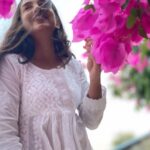 Ahsaas Channa Instagram - फूलों के रंग से, दिल की कलम से तुझको लिखी रोज़ पाती कैसे बताऊँ, किस किस तरह से पल पल मुझे तू सताती तेरे ही सपने, लेकर के सोया तेरी ही यादों में जागा तेरे खयालों में उलझा रहा यूँ जैसे के माला में धागा