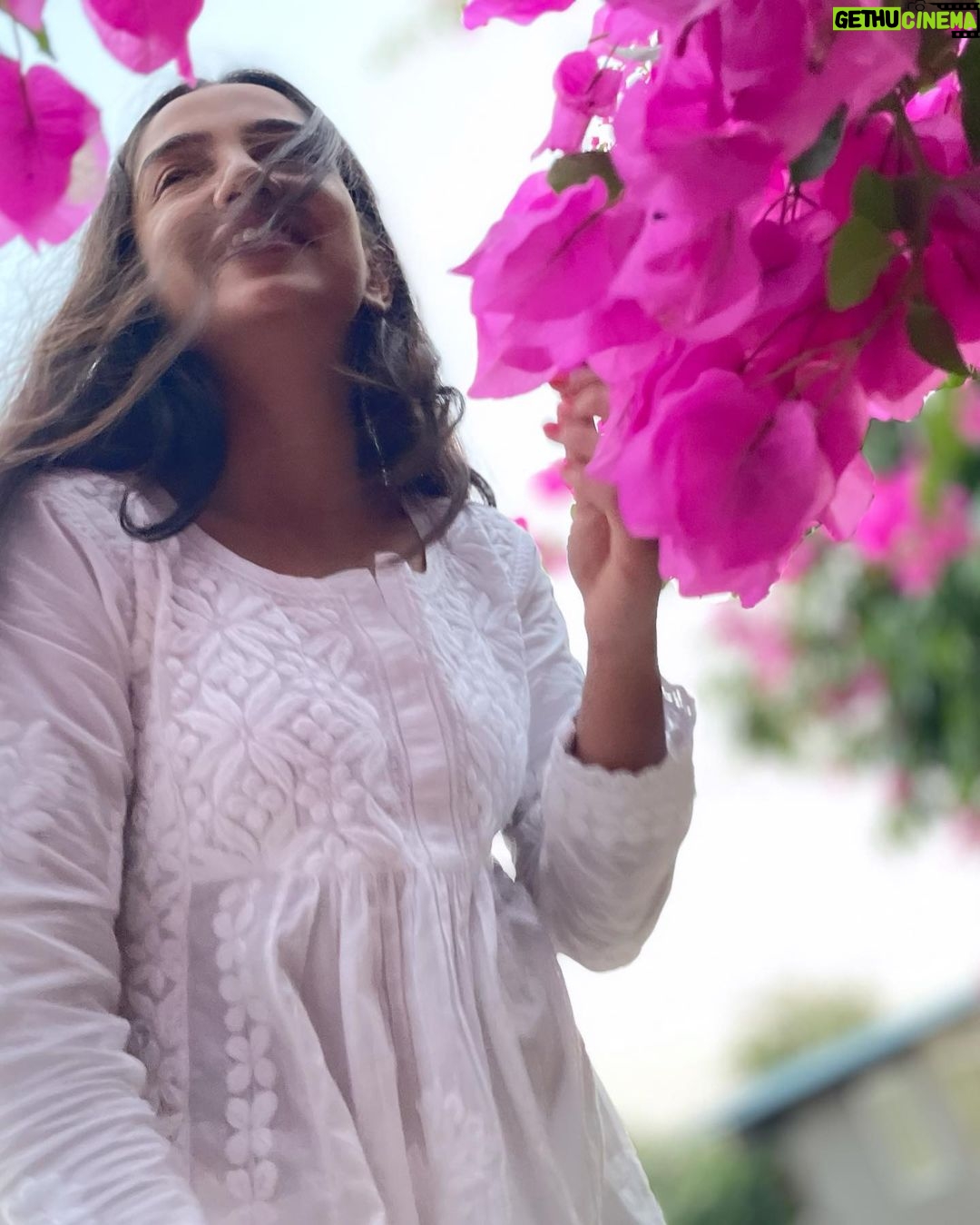 Ahsaas Channa Instagram - फूलों के रंग से, दिल की कलम से तुझको लिखी रोज़ पाती कैसे बताऊँ, किस किस तरह से पल पल मुझे तू सताती तेरे ही सपने, लेकर के सोया तेरी ही यादों में जागा तेरे खयालों में उलझा रहा यूँ जैसे के माला में धागा