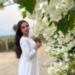 Ahsaas Channa Instagram - फूलों के रंग से, दिल की कलम से तुझको लिखी रोज़ पाती कैसे बताऊँ, किस किस तरह से पल पल मुझे तू सताती तेरे ही सपने, लेकर के सोया तेरी ही यादों में जागा तेरे खयालों में उलझा रहा यूँ जैसे के माला में धागा